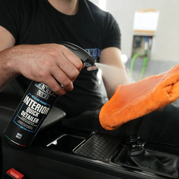 INTERIOR QUICK DETAILER - Cleans and renews car interiors