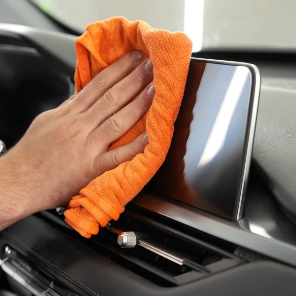 INTERIOR QUICK DETAILER - Cleans and renews car interiors