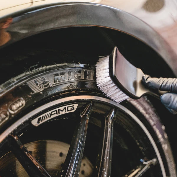 WHEEL & TIRE CLEANER - Dissolves dirt and brake dust
