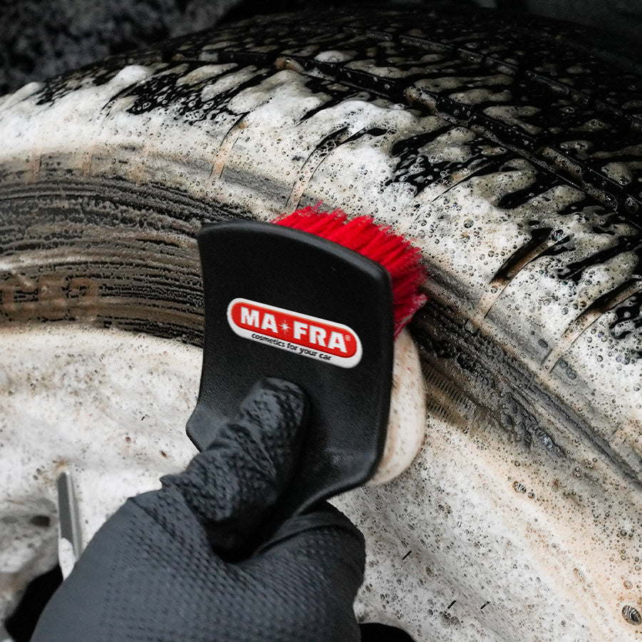 RED TIRE BRUSH – en utilisation